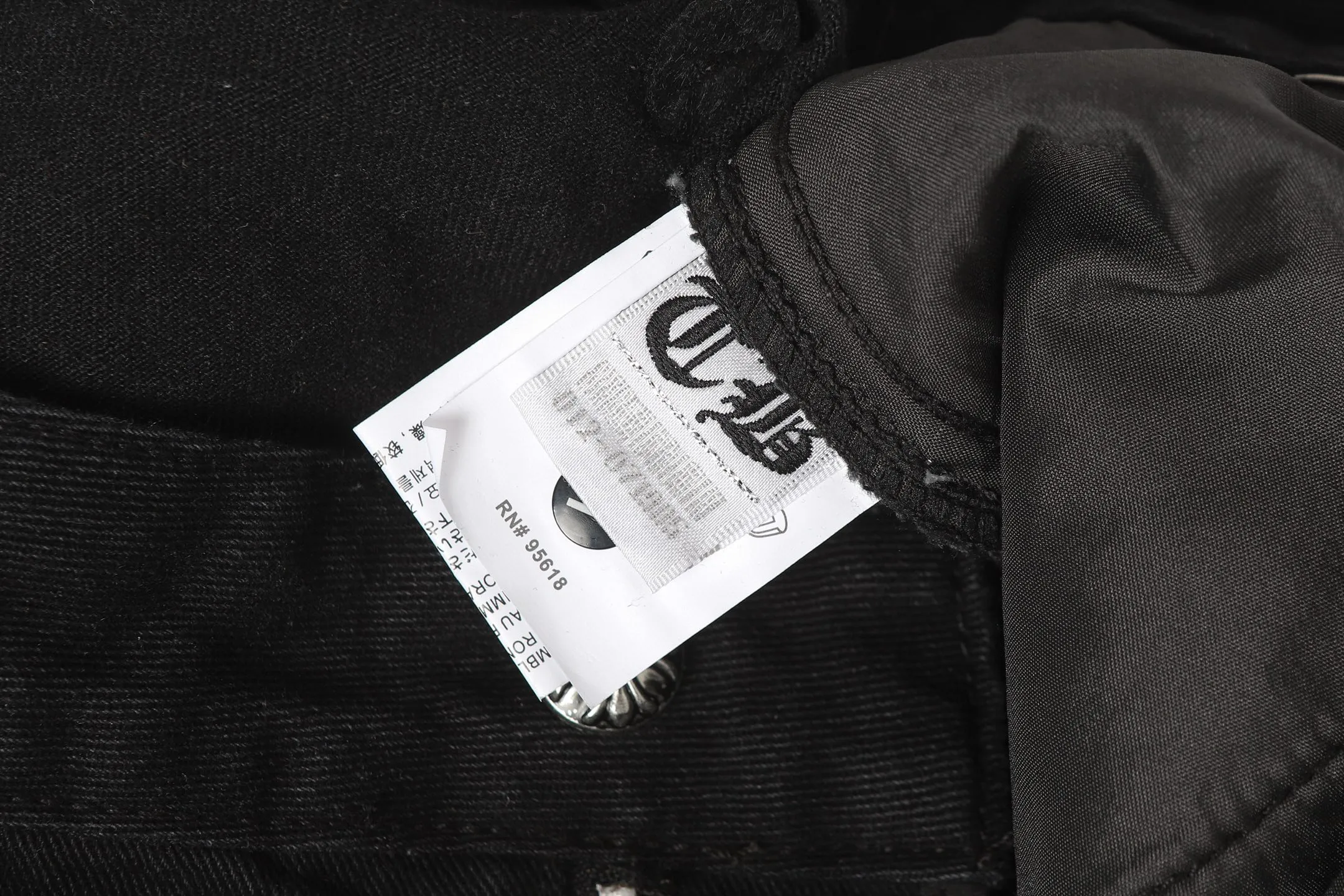 P280   跨境跑量款 追求质量请勿下单 -Chrome Hearts/克罗心十字架✝️贴皮绣洗水牛仔裤长裤休闲裤  -高克重高密度高品质 毛料柔软细腻亲肤 触感软糯丝滑 保暖性亲肤性极佳  -定织定染无色差 无论面料还是做工细节 碾压市面普通版本 -五金拉链辅料均为定制 细节满满  -Colour：洗水黑-Size: 28 30 32 34 36